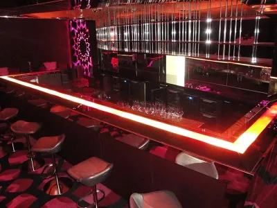 Razzmatazz Cocktail Bar & Lounge — photo 4
